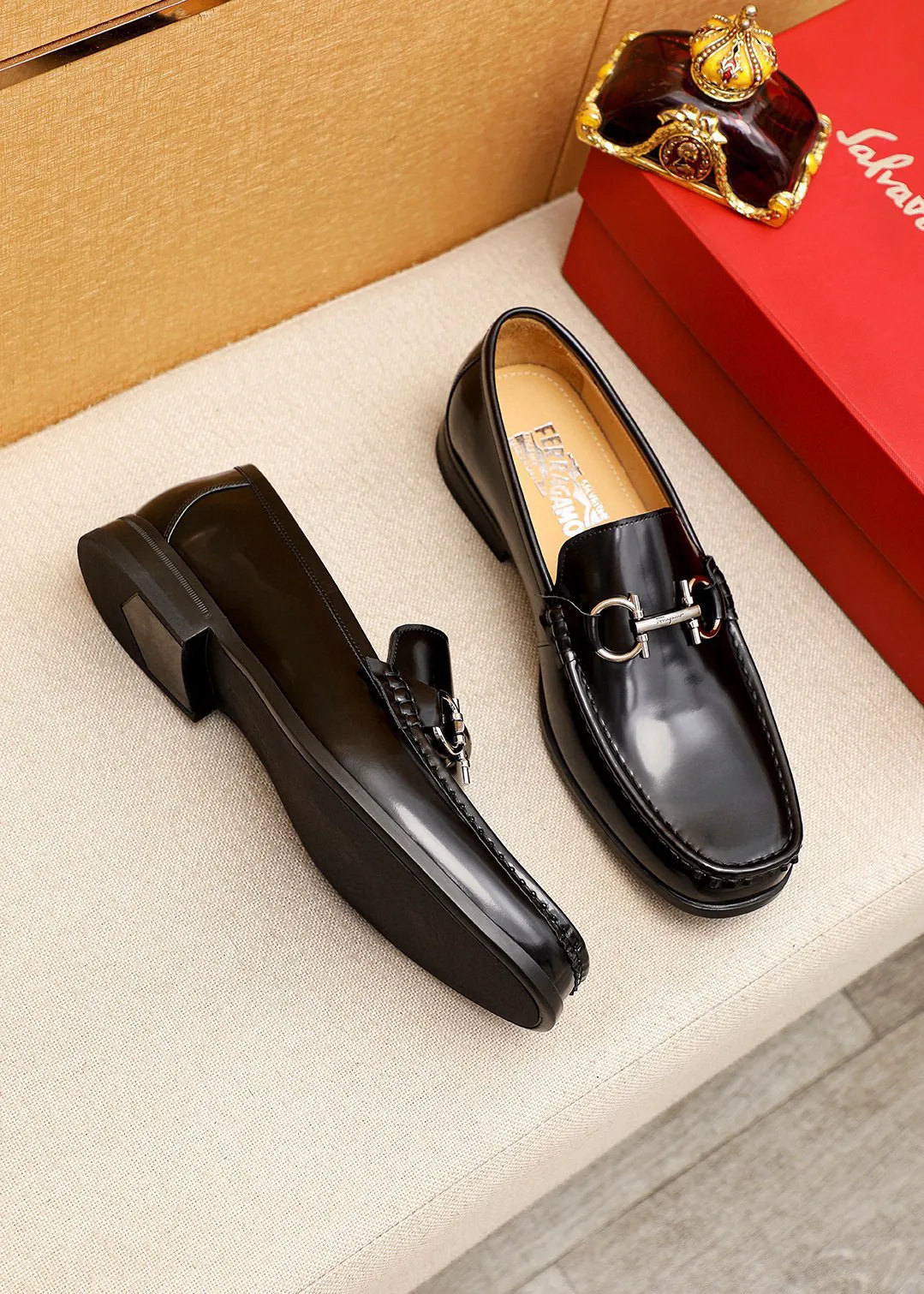 Men's shoes 💰460 💐 Product trademark: Ferragamo "Ferragamo" casual leather shoes Regular size: 38-44 (45.46🉑️customized) Product materials: Selected imported first-layer open-edge beaded cowhide leather upper + luxury hardware buckle, imported water-dyed cowhide leather lining. Strong three-dimensional visual effect, original rubber outsole Color: 1⃣️color optional